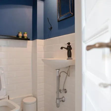 # Alegra , 10mtrs From Venizelou Metro Station Apartment